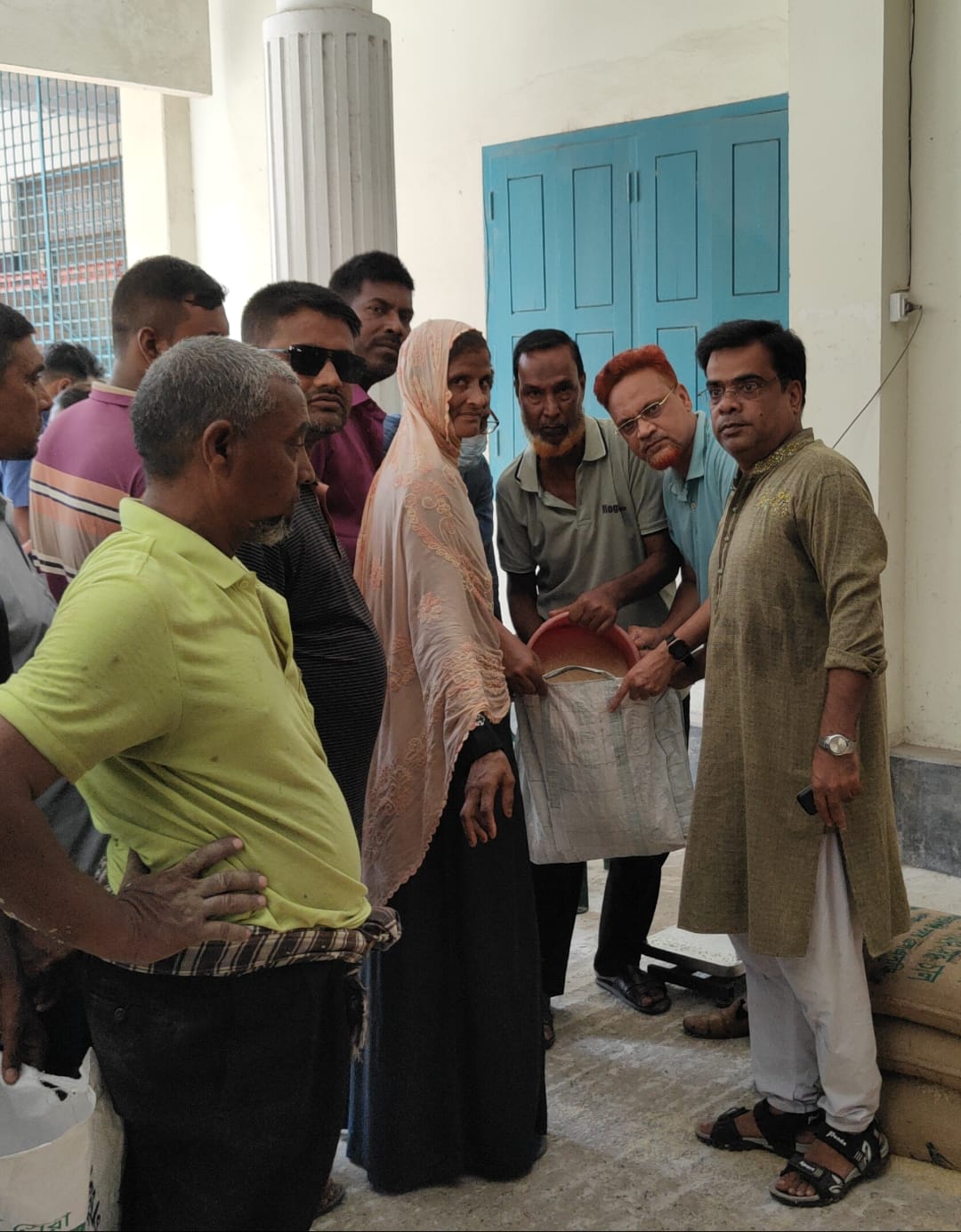 চাঁপাইনবাবগঞ্জ পৌরসভায় ঈদুল আজহা উপলক্ষে বিনামূল্যে ভিজিএফ চাল বিতরণ শুরু