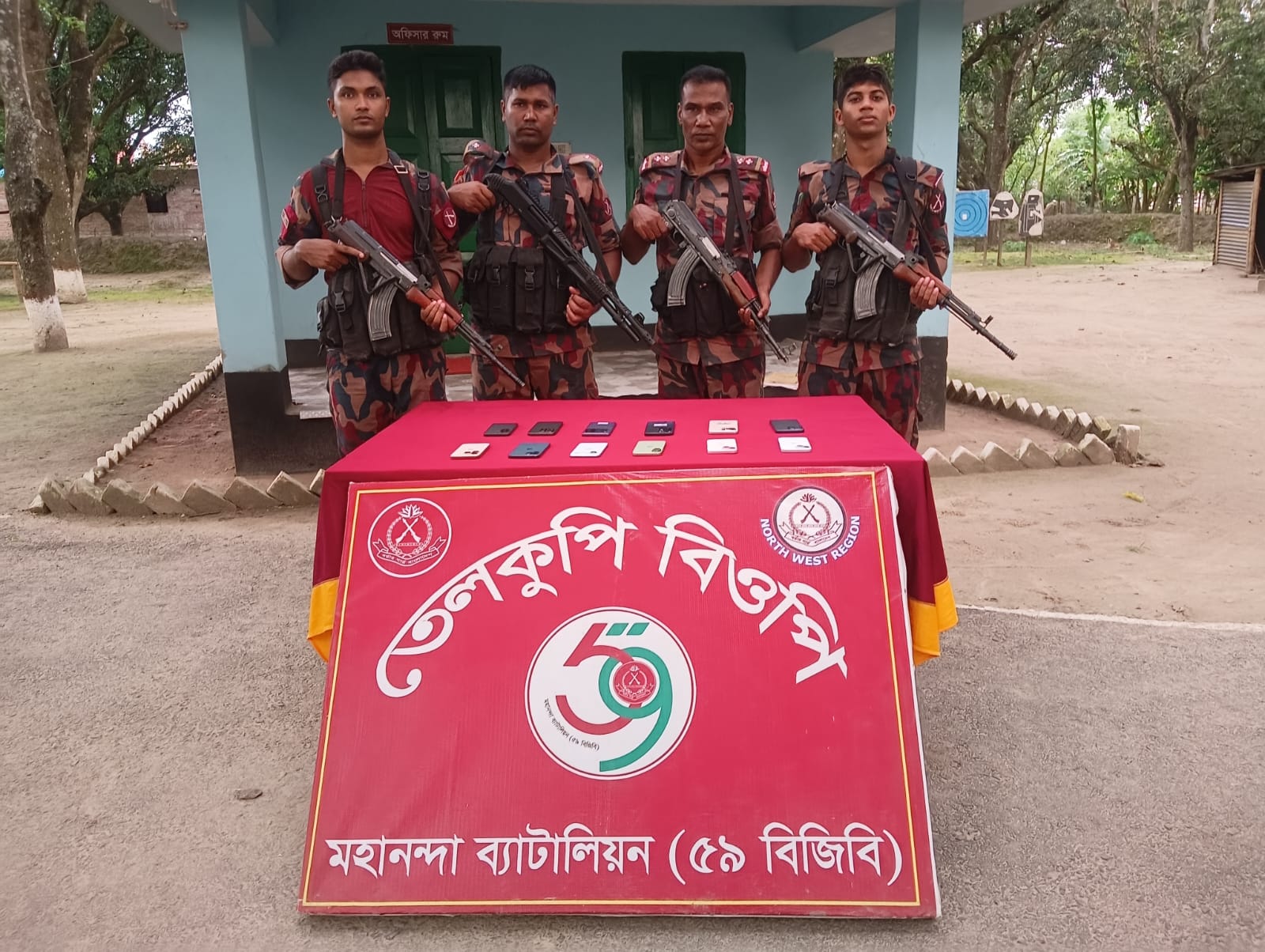 চাঁপাইনবাবগঞ্জ সীমান্তে ৫৯ বিজিবির অভিযান ২৯টি চোরাই মোবাইল জব্দ