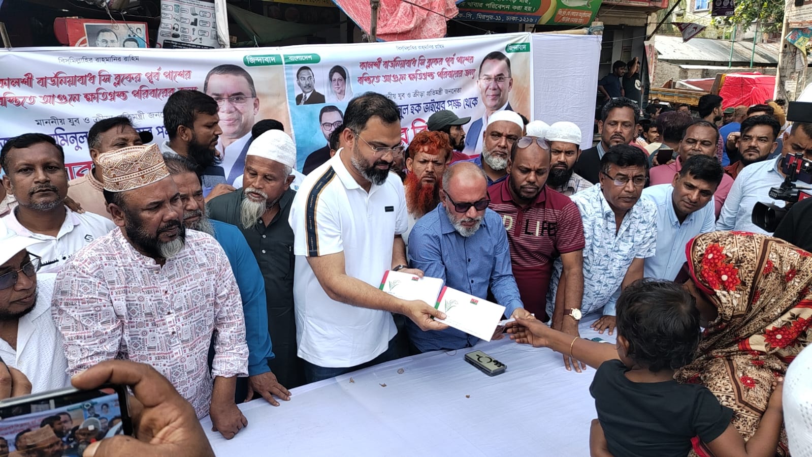 বাউনিয়াবাদে অগ্নিকাণ্ডে ক্ষতিগ্রস্ত ২০০ পরিবারকে প্রধানমন্ত্রী তারেক রহমানের পক্ষ থেকে অনুদান ও ঈদ সামগ্রী দিলেন আমিনুল হক