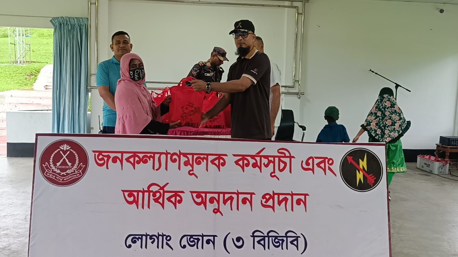 পানছড়িতে অর্ধশতাধিক অসহায় পরিবারের মাঝে বিজিবির ঈদ উপহার প্রদান