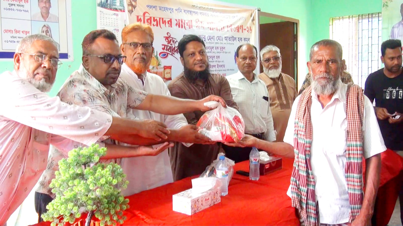 পলশা মহেষপুর পাবসস’র উদ্যোগে শতাধিক পরিবারের মাঝে ইদসামগ্রী বিতরণ
