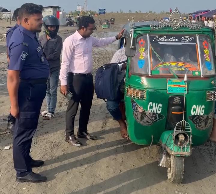 গুপ্তছড়া ঘাটে অতিরিক্ত ভাড়া আদায় রুখতে প্রশাসনের ঝটিকা অভিযান।