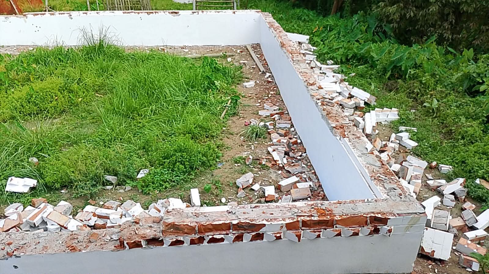 প্রতিহিংসা থেকে রক্ষা পেলোনা কবরস্থানের প্রাচীর