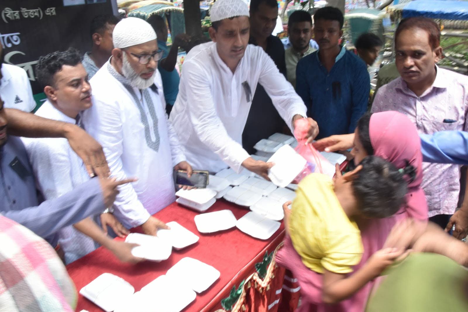 শহীদ জিয়ার শাহাদাত বার্ষিকীতে দোয়া ও খাবার বিতরণ