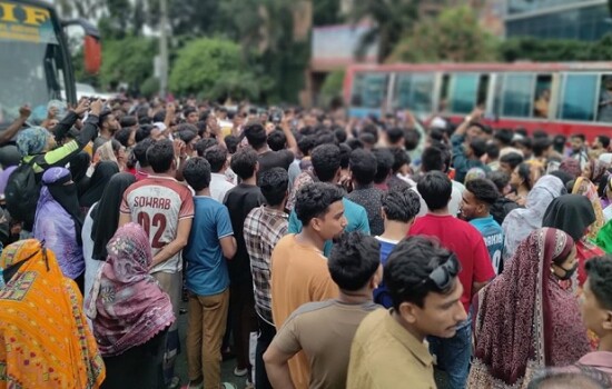 বকেয়া বেতন-ভাতার দাবিতে ঢাকা-চট্টগ্রাম মহাসড়ক অবরোধ, ২০ কিলোমিটার যানজটে চরম দুর্ভোগ