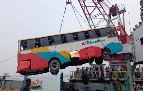 দৌলতদিয়া ফেরিঘাটে পদ্মায় পড়ে যাওয়া বাস উদ্ধার, যাত্রী না থাকায় প্রাণহানি হয়নি