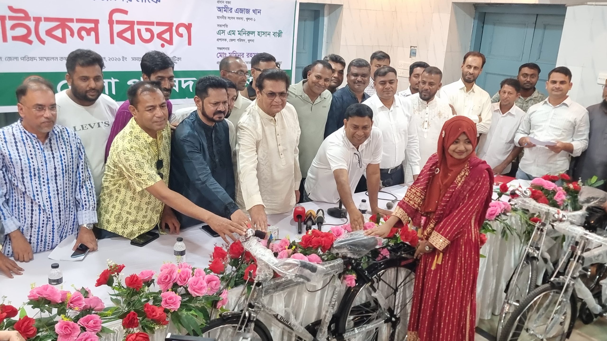 খুলনায় পড়াশোনা নির্বিঘ্ন করতে দরিদ্র ও মেধাবী ছাত্র-ছাত্রীদের মাঝে বাইসাইকেল বিতরণ।