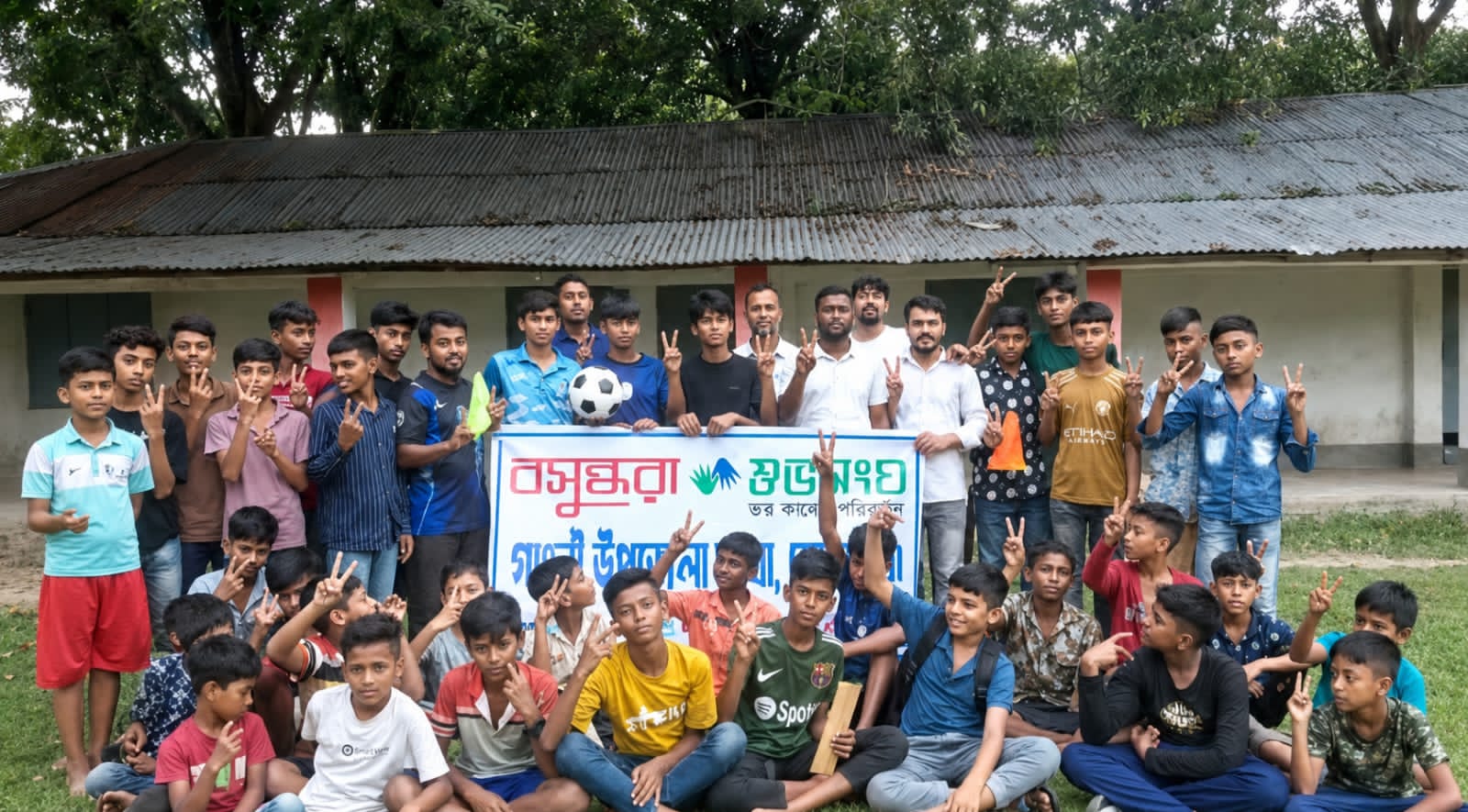 তরুণদের খেলাধুলায় ফেরাতে গাংনীতে বসুন্ধরা শুভসংঘের তিন মাসব্যাপী ফুটবল বিতরণ কর্মসূচি