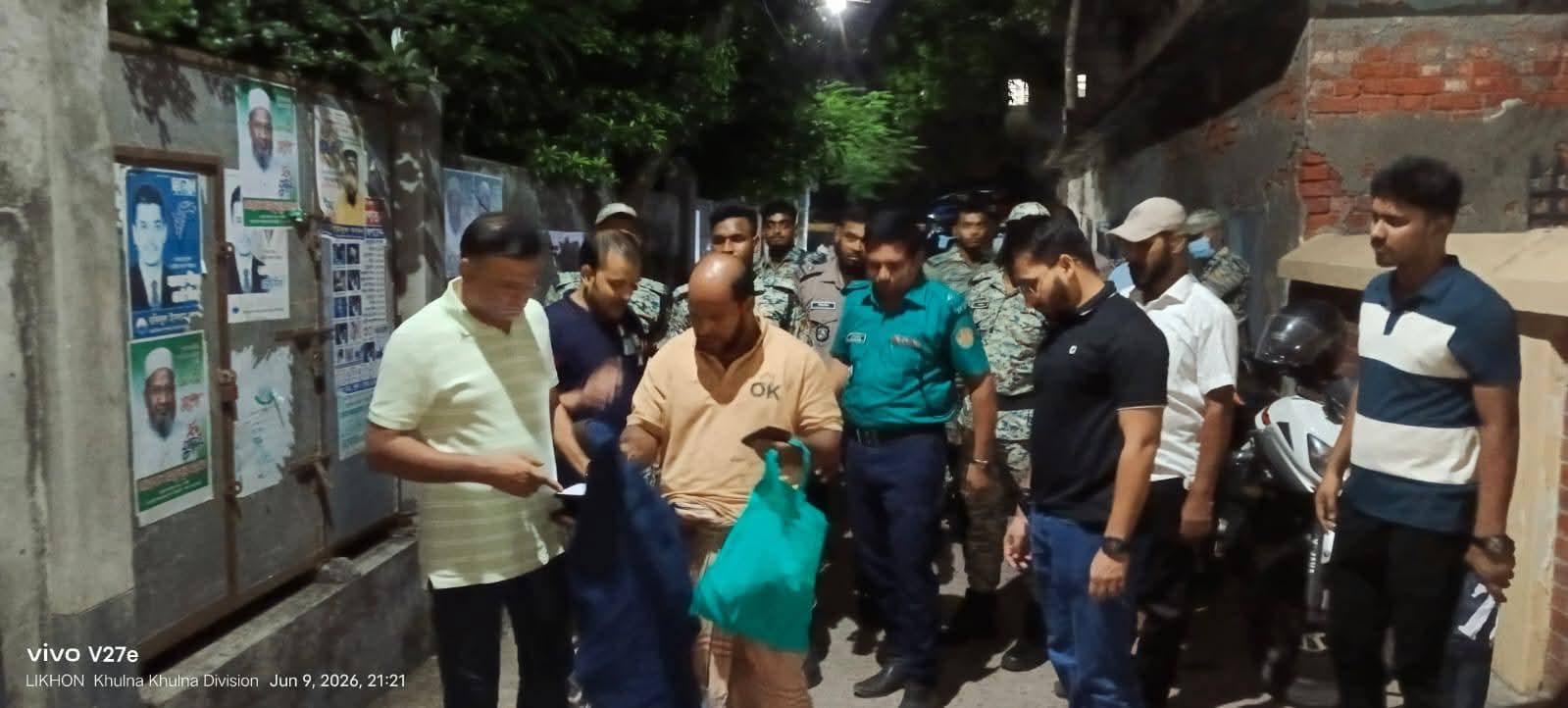 খুলনা মেট্রোপলিটন পুলিশের সাঁড়াশি অভিযানে ১৬ ঘণ্টায় ৩৪ জনকে গ্রেফতার।